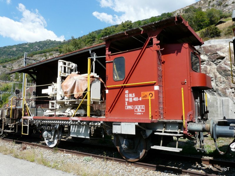 bls - Im Bahnhofsareal von Lalden abgestellter Dienstwagen X 40 63 94 05 403-4 am 09.09.2009