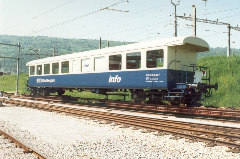 BLS Infowagen Bi 50 63 20-03 052-7 auf Zwei Rollschemeln in der Bieler Gteranlage der Schmalsurbahn BTI = Biel - Tuffelen - Ins Bahn im Mai 1992