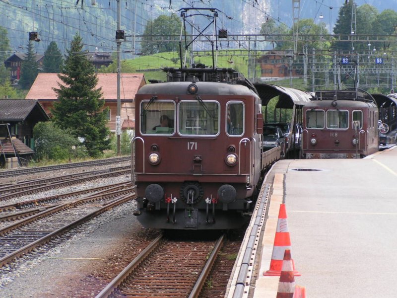 BLS Lok 171 trifft aus Richtung Goppenstein an der Autoverladestation in Kandersteg ein. 03.08.07 