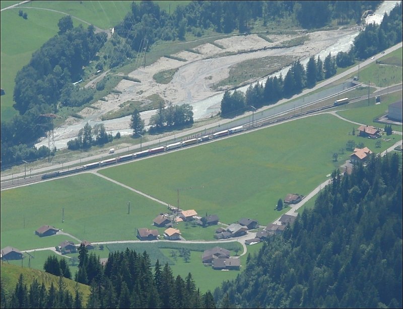 BLS Lok 465 008-1 fhrt mit einem HUPACzug aus Richtung Frutigen an der ersten Tunneleinfahrt vorbei. Aufgenommen von Niesen Kulm am 29.07.08. (Jeanny)