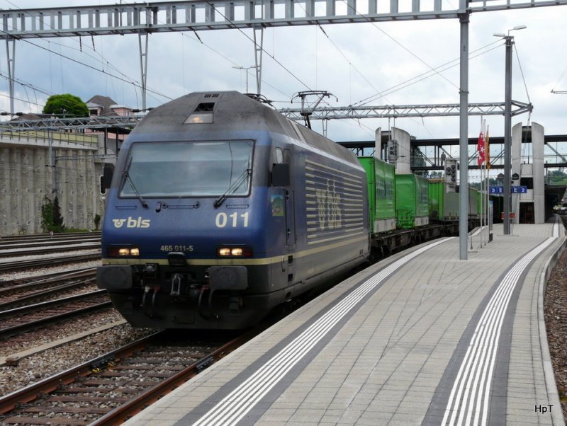 BLS - Lok 465 011-5 vor Gterzug bei der Durchfahrt im Bahnhof von Spiez am 20.06.2009