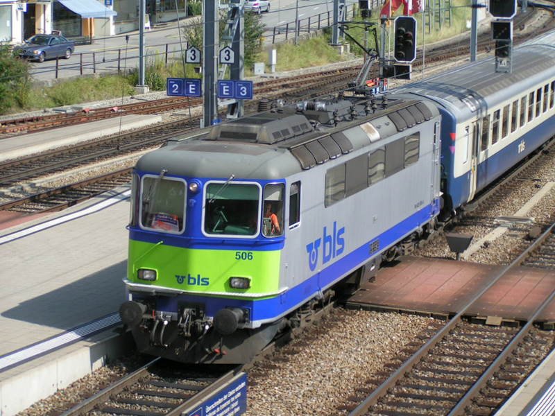 BLS Lok 506 bei der Ankunft in Spiez aus Richtung Interlaken. 06.08.07 