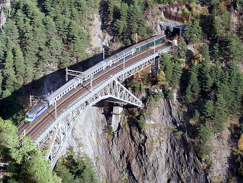 BLS-Lok 506 mit Regionalzug Goppenstein - Brig am 08.11.2006 auf dem Bietschtal-Viadukt.