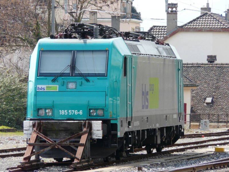 bls Mietlok - E-Lok 185 576-6 abgestellt im Bahnhof von Neuchatel am 06.04.2008