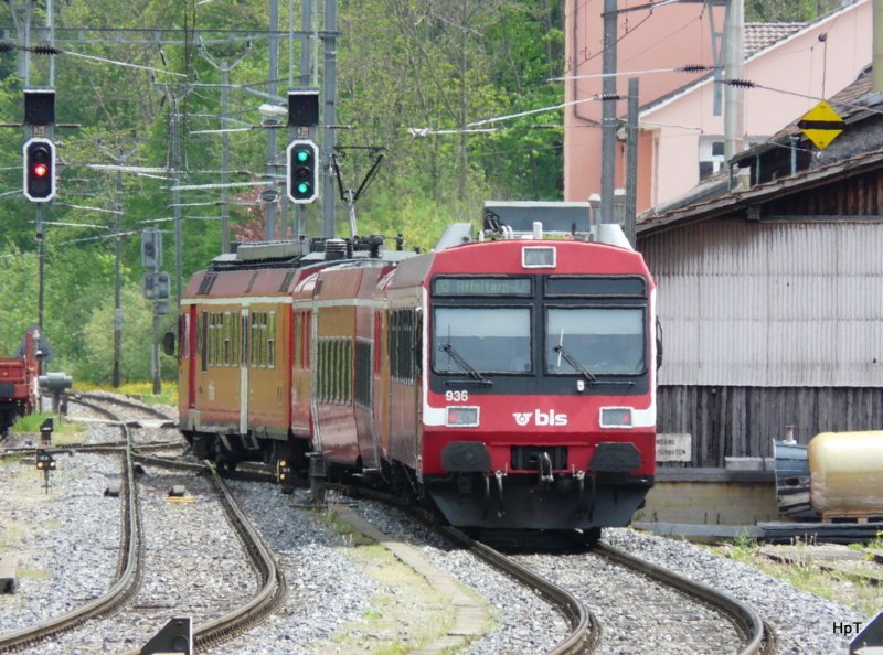 bls - Nachschuss des Regio nach Affoltern bei der Ausfahrt aus dem Bahnhofsareal von Hasle-Regsau am 09.05.2009
