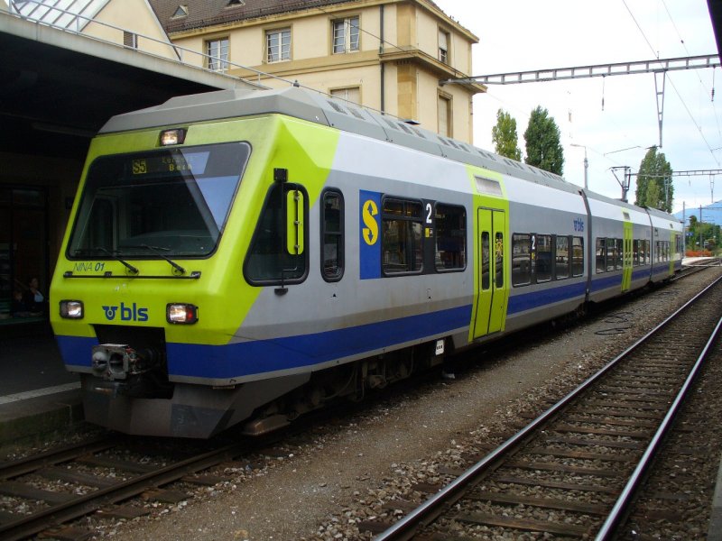 bls - NINA 525 001-4 im Bahnhof von Neuchatel am 09.09.2007