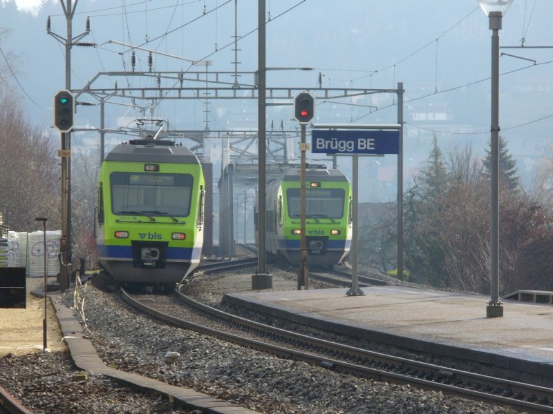 bls - Nina Triebzug 525 016 bei der Ausfahrt und Nina Triebzug  525 017 bei der Einfahrt in den Bahnhof von Br�gg am 30.12.2007
