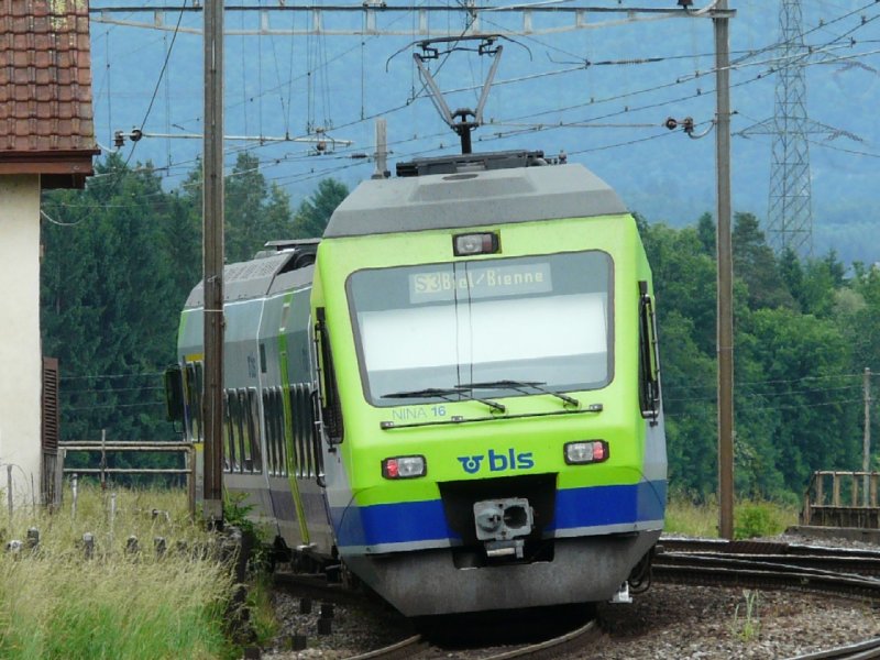 bls - NINA Triebzug RABe 525 016-2 unterwegs bei Busswil am 01.06.2008