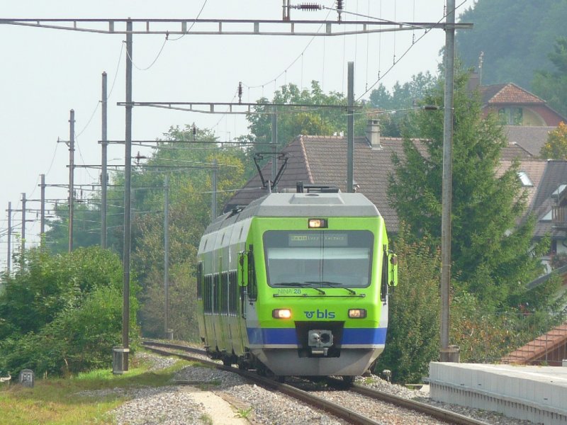 bls - NINA Triebzug RABe 525 028 als Regio von Bren an der Aare nach Lyss bei der einfahrt in der Haltestelle Dotzigen am 31.08.2008