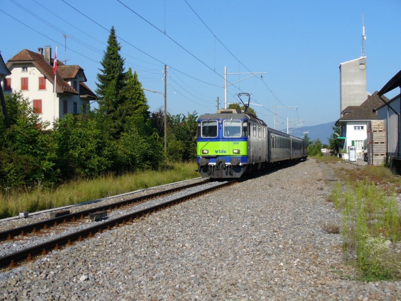 bls - Pendelzug E - Lok 420 504-3 ( ex SBB Re 4/4 )bei der einfahrt in den Endbahnhof von Bren an der Aare am 15.07.2007