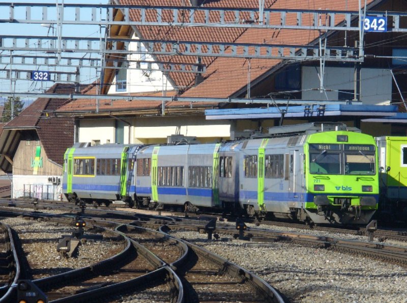 bls - Pendelzug mit Triebwagen RBDe 4/4 565 721  + B Jumbo + ABt Steuerwagen bei Rangierarbeiten im Bahnhof von Spiez am 08.02.2008