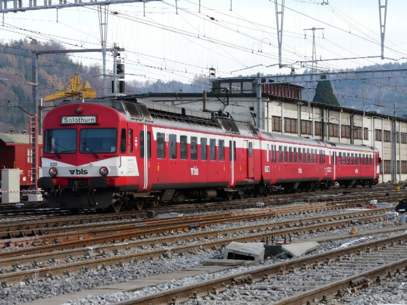 bls - Pendelzug nach Solothurn mit dem Triebwagen RBe 4/4 566 220-0 im Bahnhofsareal von Burgdorf am 30.11.2008