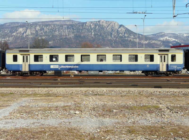 bls - Personenwagen 1 Kl. A 50 63 18-33 812-2 zum Ausschlachten in Solothurn am 15.03.2009