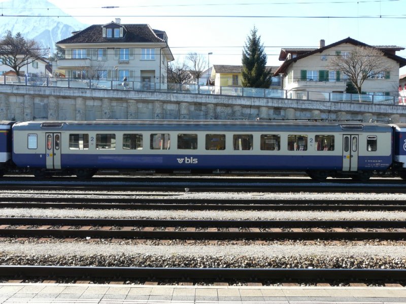 bls - Personenwagen EW II  2 Kl.  B 50 63 20-33 705-4 im Bahnhof von Spiez am 08.02.2008