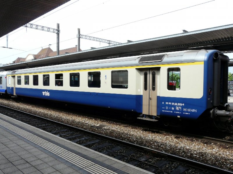 bls - Personenwagen EW II  1 Kl.  A 50 63 18-33 809-8 im Bahnhof von Spiez am 24.05.2008