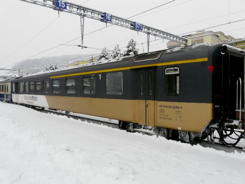 bls - Personenwagen EW II  1+2 Kl.  AB 50 63 39-33 081-0 in den Golden Pass Farben im Bahnhof von Spiez am 12.12.2008