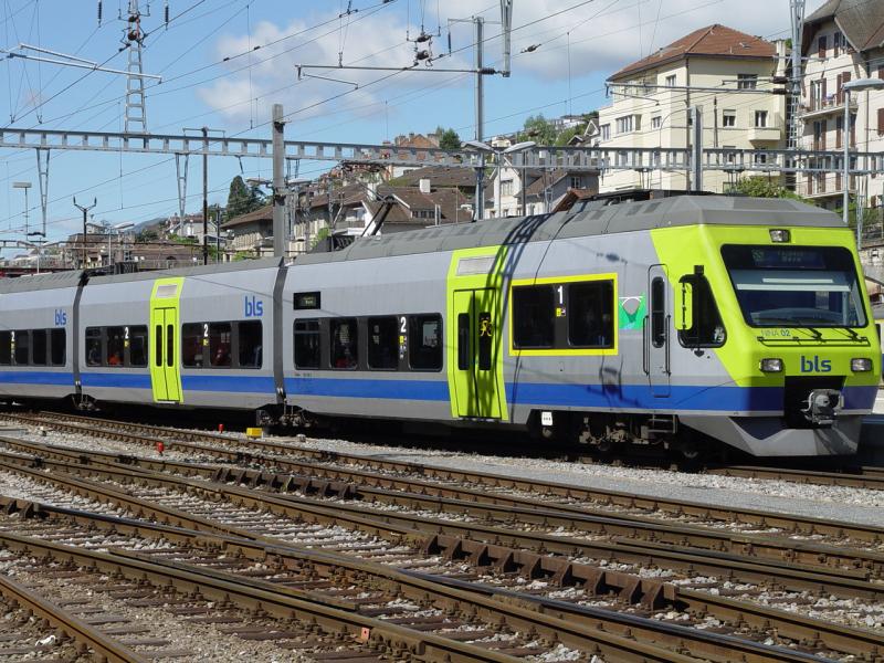 BLS RABe 525 02(Nina)am 03.05.2003 bei Neuenburg