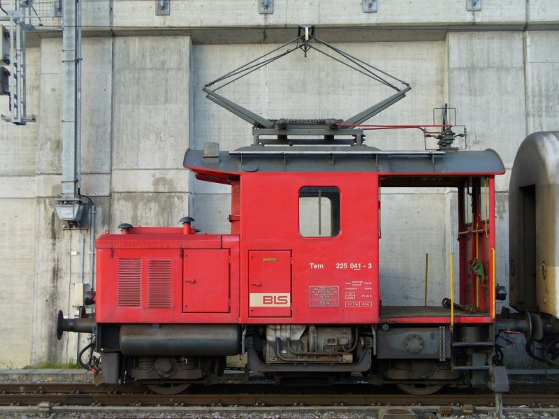 BLS - Rangierlok Tem 2/2 225 041-3 im Bahnhof von Spiez am 20.09.2007