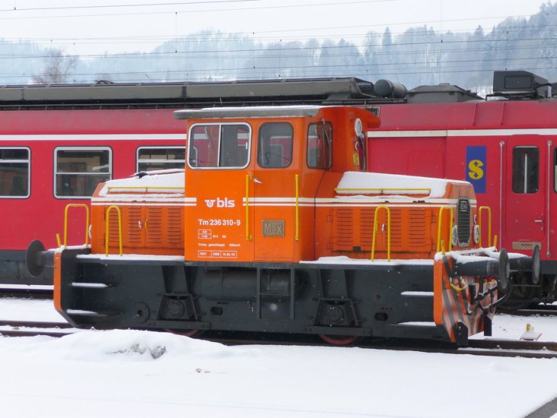 bls - Rangierlok Tm 2/2 236 310-9   MAX   abgestellt in Oberburg am 14.02.2009