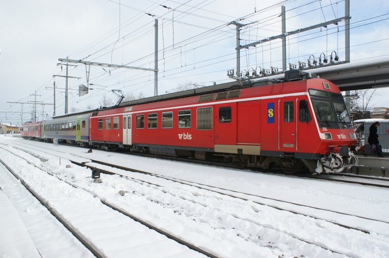 BLS RBDe 566 235 aufgenommen am 12.12.2008 im Bahnhof Schnbhl.