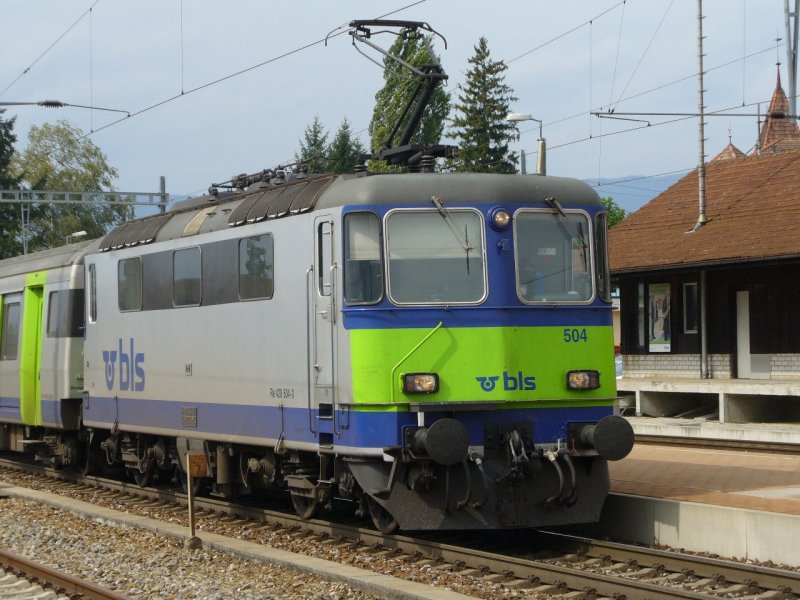 bls - Re 420 504-3 ( Ex SBB Re 4/4 )im Bahnhofsareal von INS mit einem Regioexpress unterwegs nach Bern am 17.09.2007