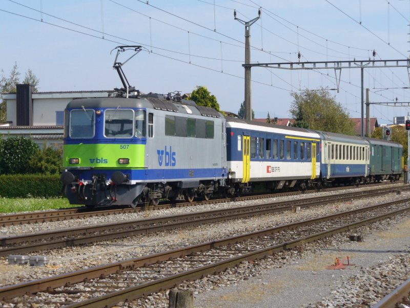 bls - Re 420 507-6 ( Ex SBB Re 4/4 )im Bahnhofsareal von Aarberg als Regionalzug unterwegs nach Kerzers/FR am 17.09.2007
