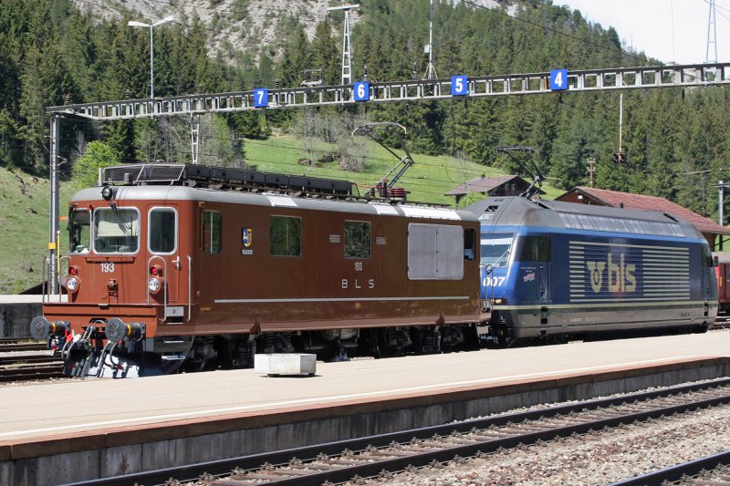 BLS Re 425(Nr.193)im Bahnhof Kandersteg, erste Probefahrt nach erfolgter Revision, Besonderheit: Einholm-Stromabnehmer
