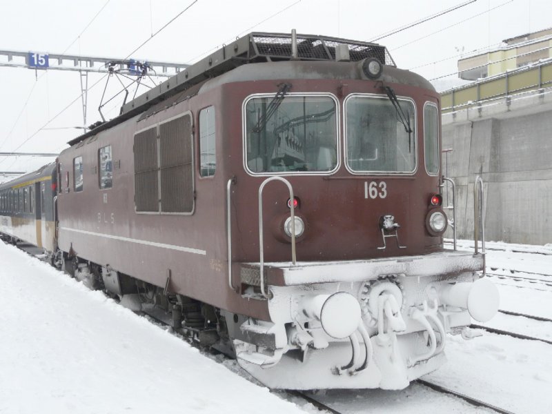 bls - Re 4/4  163 im Bahnhof von Spiez am 12.12.2008