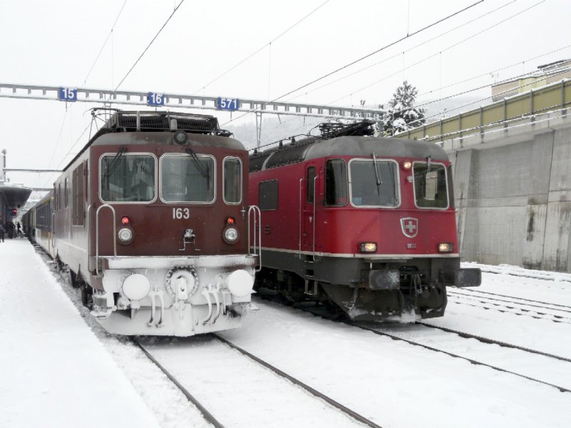 BLS Re 4/4 163 neben SBB Re 6/6  11617 im Bahnhof von Spiez am 12.12.2008