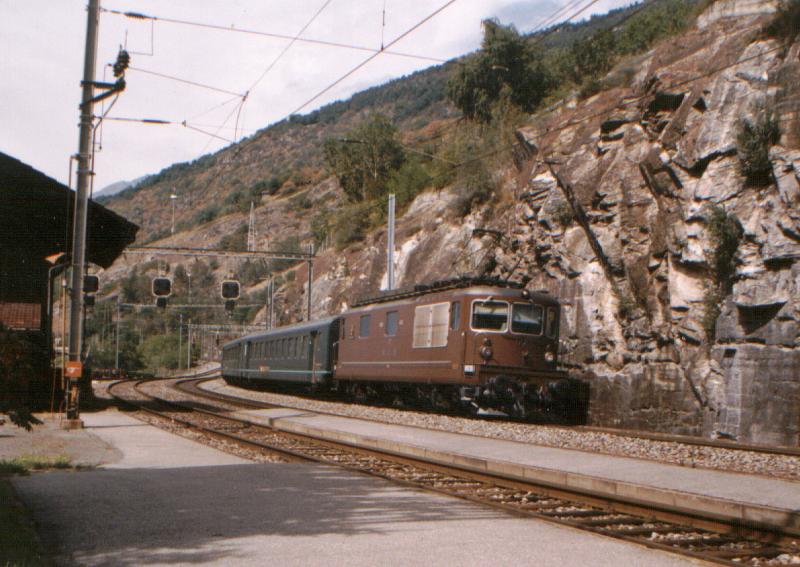 BLS Re 4/4 177 an der BLS Sdrampe in Bahnhof Lalden am 24-7-1998