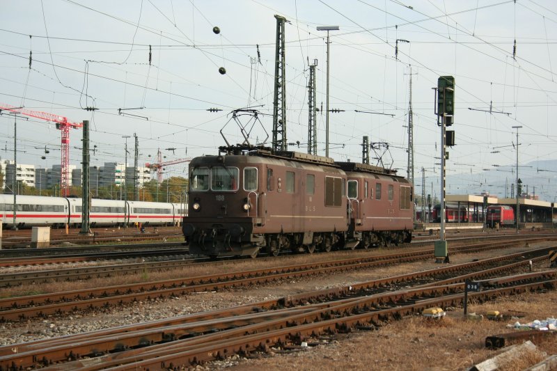 BLS Re 4_4 188 und 174 am 12.10.2008 bei Rangierarbeiten in Basel Bad.