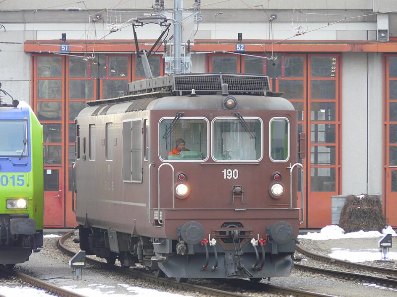 bls - Re 4/4  190 vor dem Depot in Spiez am 28.12.2008