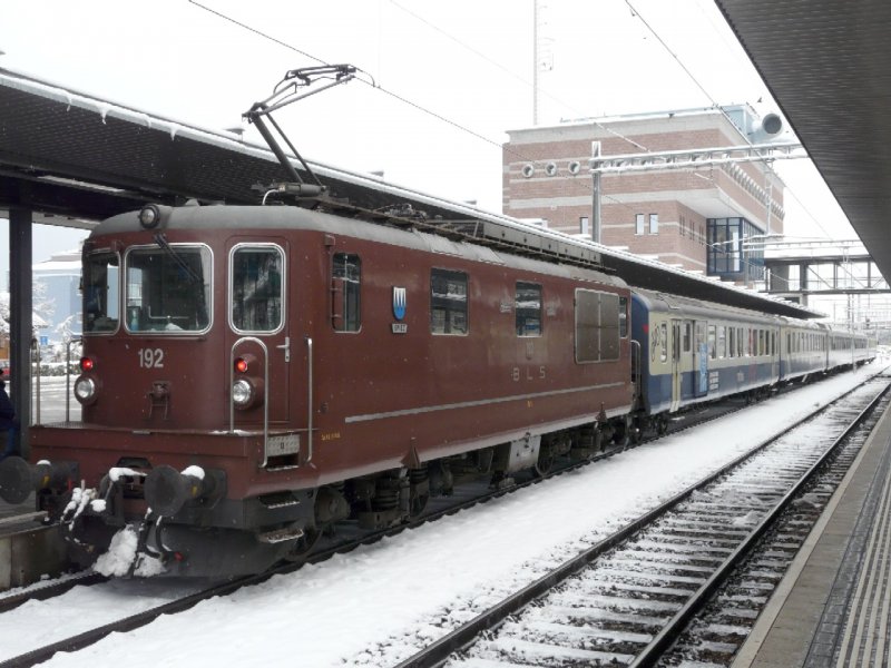 bls - Re 4/4  192 mit Regio nach Interlaken im Bahnhof von Spiez am 12.12.2008
