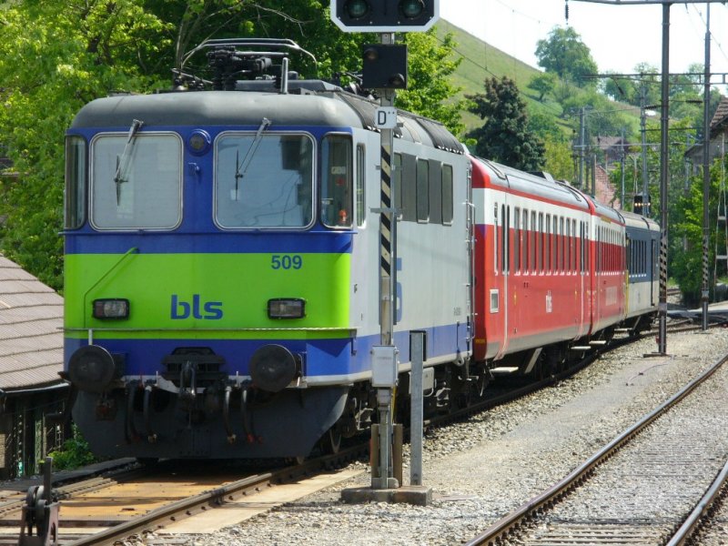 bls - Re 4/4 420 409-2 + 1 Personenwagen 2 Kl (ex RM ) + 1 Personenwagen 1/2 Kl. ( ex RM ) sowie ein SBB Steuerwagen mit Gepäckabteil im Bahnhofsareal von Huttwil am 10.05.2007