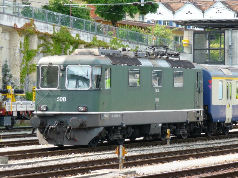 bls - Re 4/4 420 508-4 ( ex SBB Re 4/4 11102 ) im Bahnhofsareal von Spiez am 16.08.2008