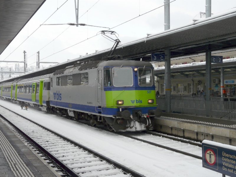 bls - Re 4/4  420 507-6 mit IR im Bahnhof von Spiez am 12.12.2008
