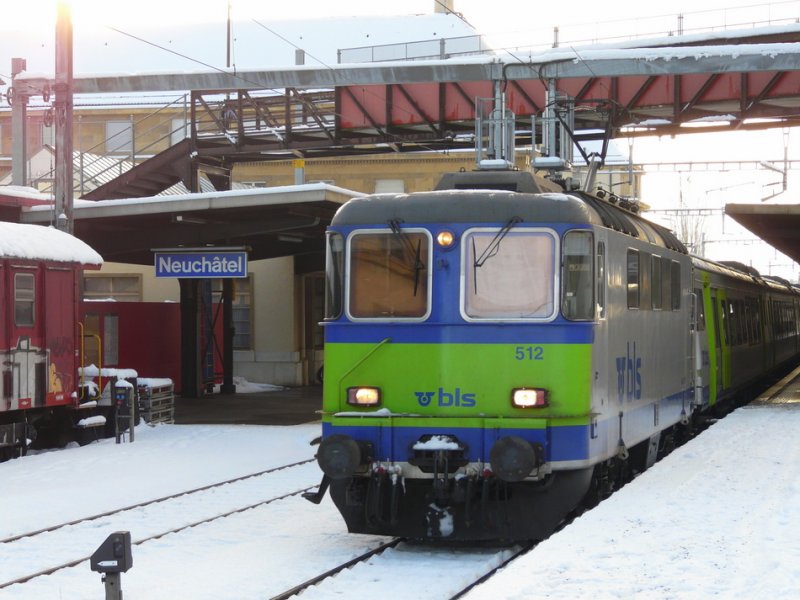 bls - Re 4/4 420 512-6 vor Schnellzug nach Bern bei der ausfahrt aus dem Bahnhof von Neuchatel am 01.01.2009