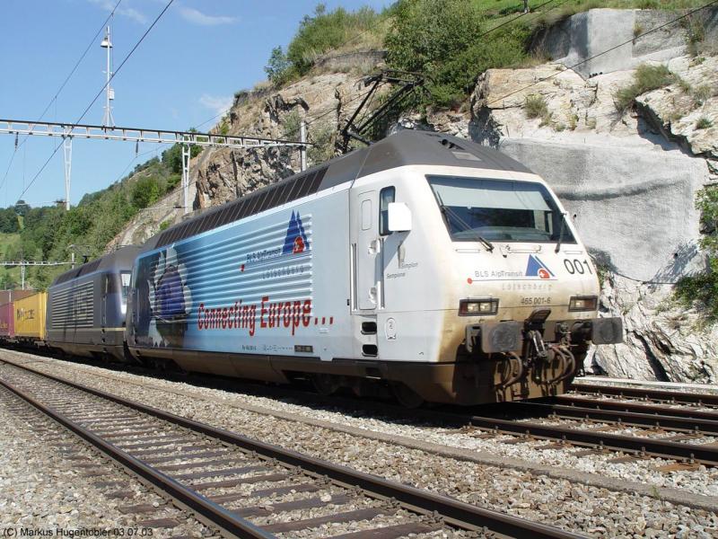 BLS Re 465 001-6 und noch eine 465 mit einem HUPAC Zug am 30.07.03 bei Ausserberg  Ltschberg Sdrampe 