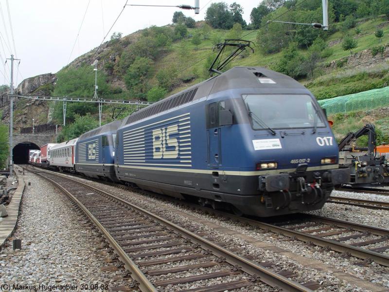 BLS Re 465 017-2 und noch eine 465 mit einem RoLa auf dem weg Richtung Domodosola am 30.08.03 bei Ausserberg  Ltschberg Sdrampe 