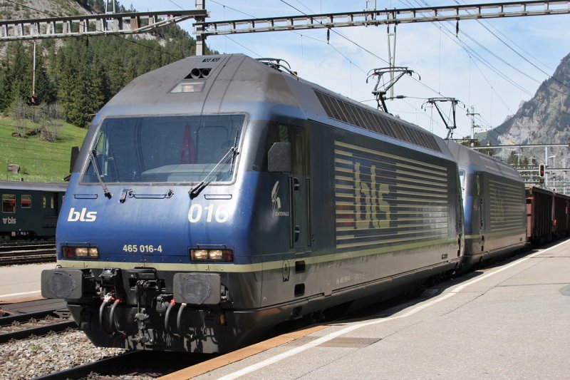 BLS Re 465 im Doppelpack mit der zweiten Hlfte des Tonerdezuges, der jetzt mit der ersten Hlfte gekuppelt wird. Die beiden 465er werden dann auf dem Weg nach Sden Schiebe-und Bremsdienste leisten