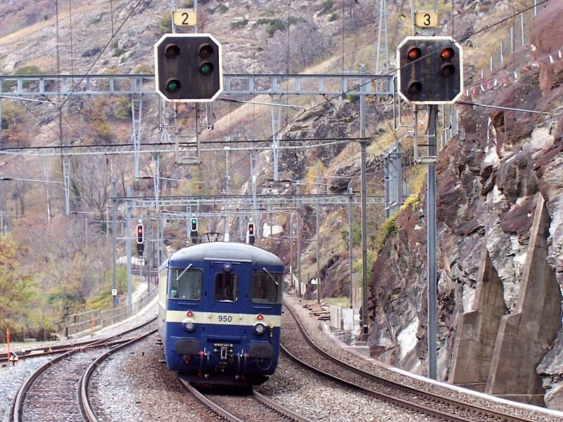 BLS Re 465 mit Wendezug Brig - Goppenstein verlt am 11.11.2006 den Bahnhof Lalden in Richtung Eggerberg.