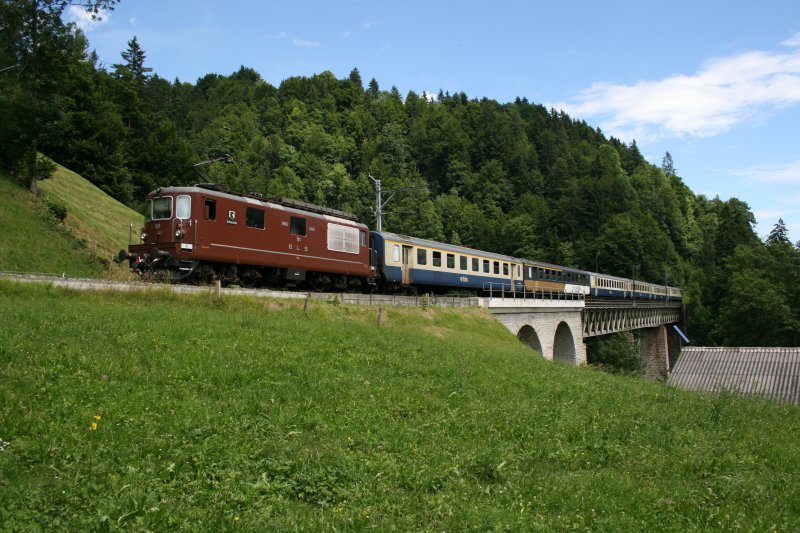 BLS-RE Zweisimmen - Interlaken auf dem Bunschenbachviadukt bei Weissenburg am 5.7.2008. 