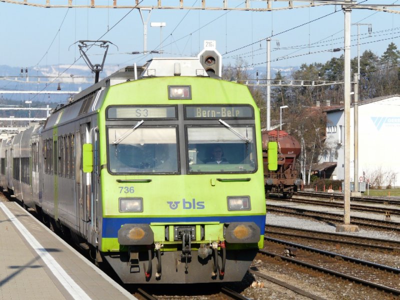 bls - Regio auf der S 3 mit dem Triebwagen RBDe 4/4 565 736 unterwegs in Lyss am 26.12.2008