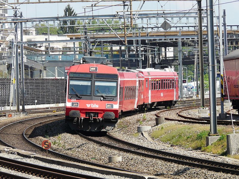 bls - Regio nach Bern- Thun via Belp mit dem Triebwagen RBDe 4/4 566 231 unterwegs kurz nach dem Bahnhof Zollikofen am 01.05.2009