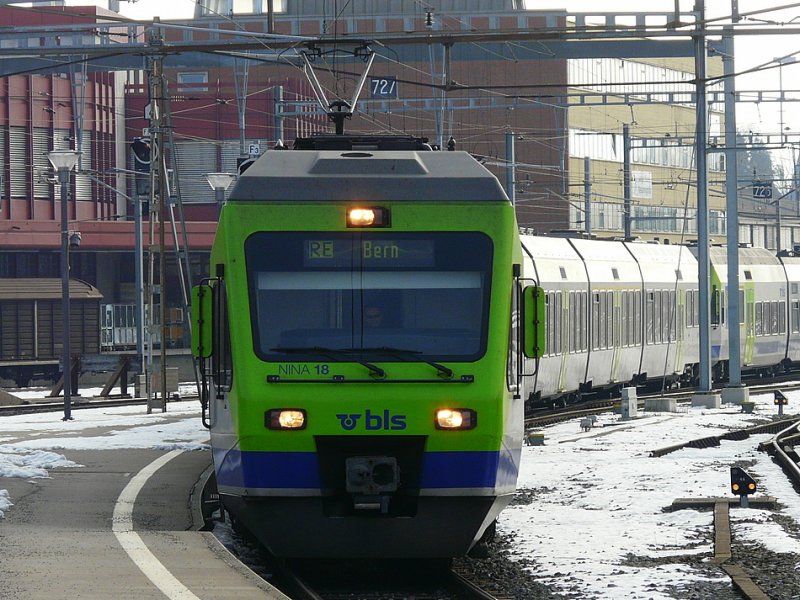 bls - Regio nach Bern mit den 525 018 und einem  535 101 sowie einem 525 am Schluss bei der einfahrt im Bahnhof von Thun am 28.12.2008