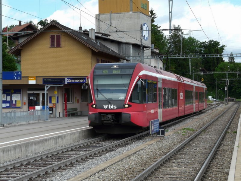 bls - Regio nach Bern mit dem Triebwagen RABe 2/8 526 280-3 im Bahnhof Gmmenen am 16.05.2009