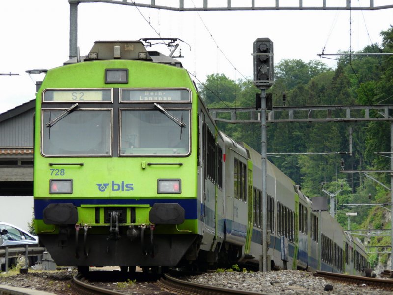 bls - Regio nach Bern - Langnau unterwegs im Bahnhof von Flamatt am 16.05.2009