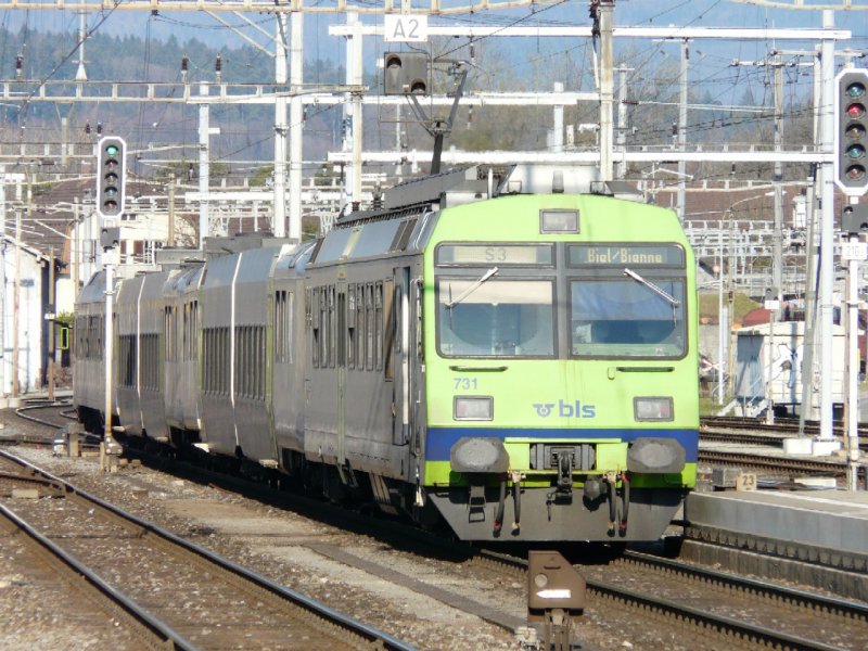bls - Regio nach Biel mit dem Triebwagen RBDe 4/4 565 731 bei der ausfahrt aus dem Bahnhof von Lyss am 26.12.2008