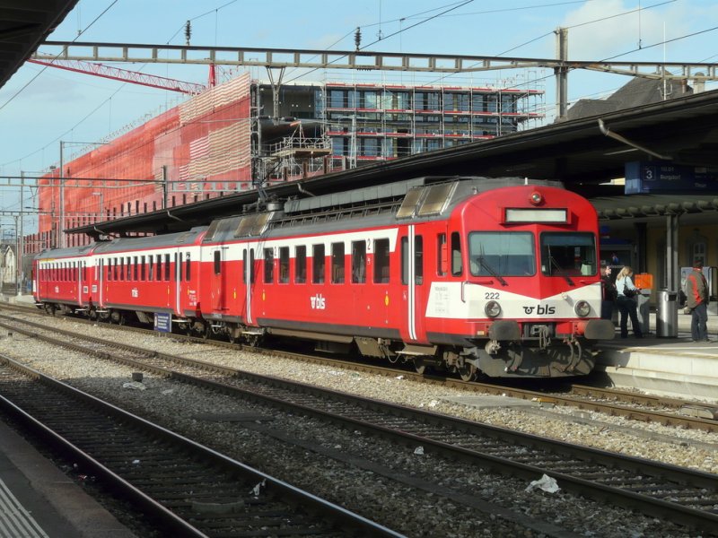 bls - Regio nach Burgdorf mit dem Triebwagen RBDe 4/4 566 222-6 und Personenwagen und Steurwagen im Bahnhof von Solothurn am 15.03.2009