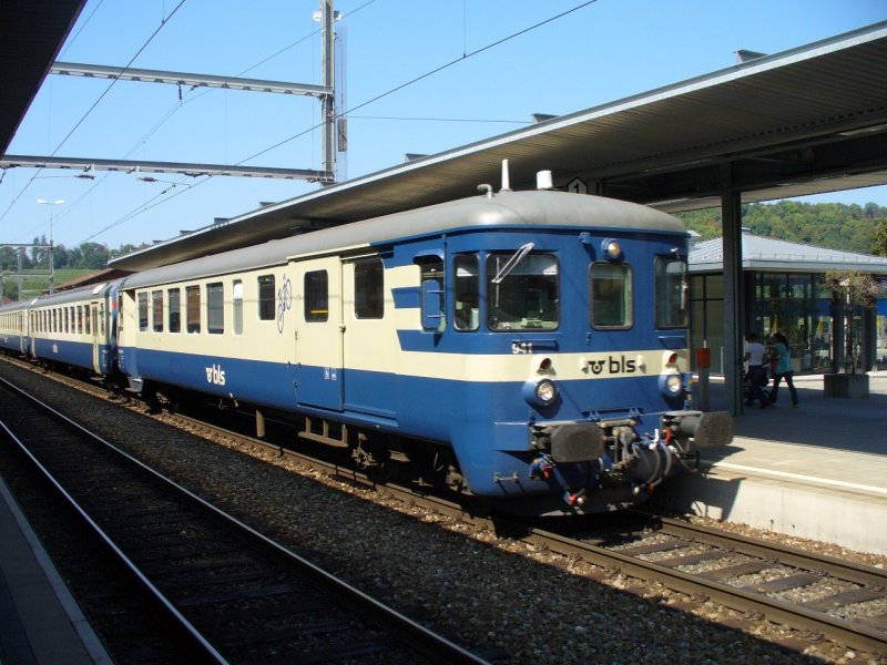 bls - Regio nach Interlaken mit dem Steuerwagen mit Gepckabteil BDt 50 63 82-33 941-0 an der Spitze bei der einfahrt im Bahnhof Spiez am 13.09.2007